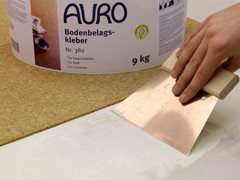 Anwendung AURO Bodenbelagskleber