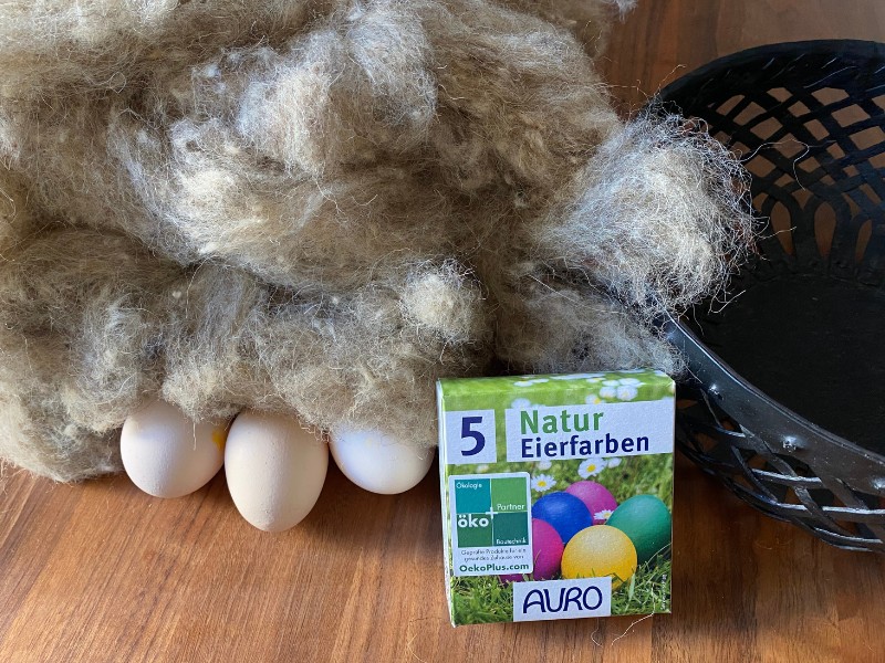 Das brauchen Sie für ein natürliches Osternest mit Schafwoll-Dämmung: einen Rest Schafwolle, einen Korb, Eier und Auro-Natureierfarben