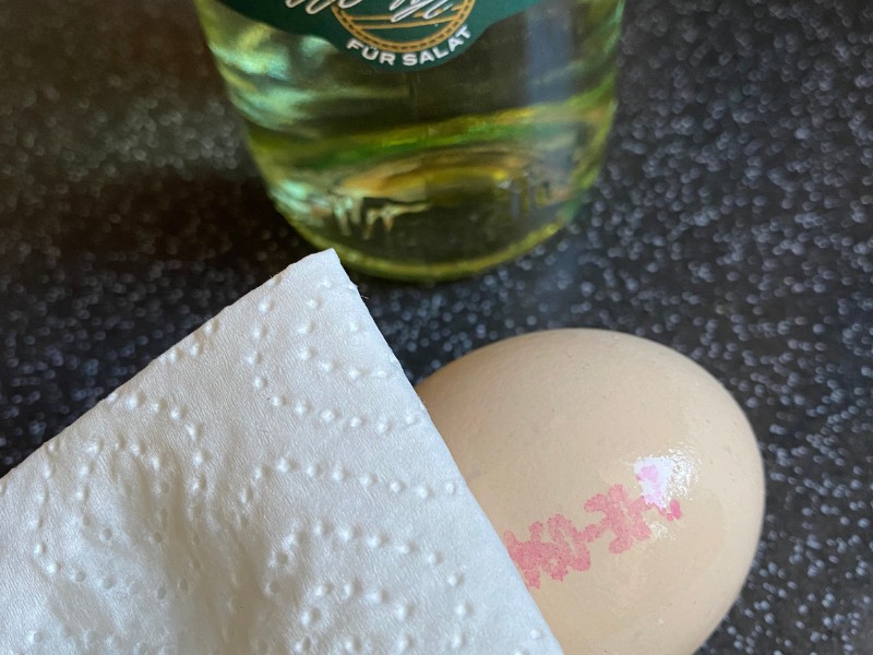 Entfernen Sie den Stempel auf den Eiern mit etwas Essig