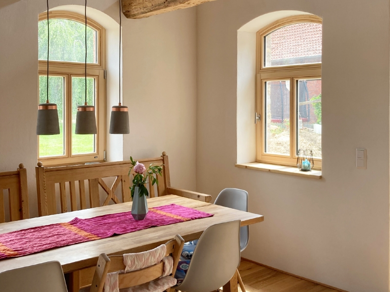 Lehmputz von Claytec im wohnlichen Esszimmer nach Sanierung eines Fachwerkhauses bei Hannover