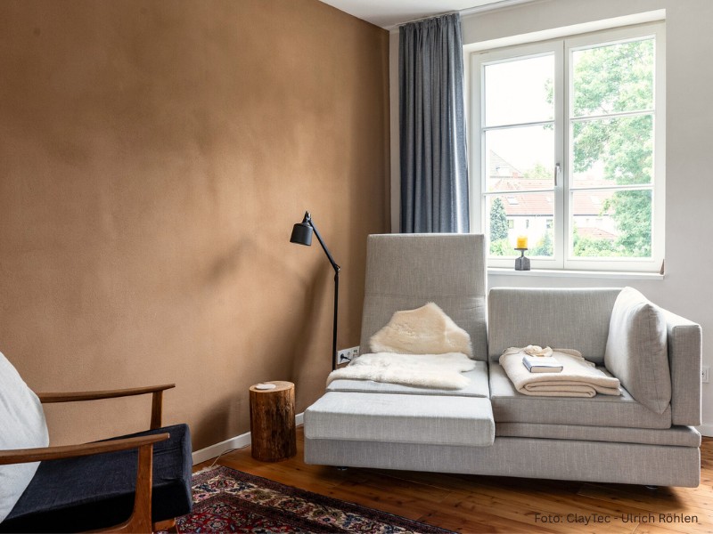 Yosima Lehm-Designputz von ClayTec in Braun im Wohnzimmer