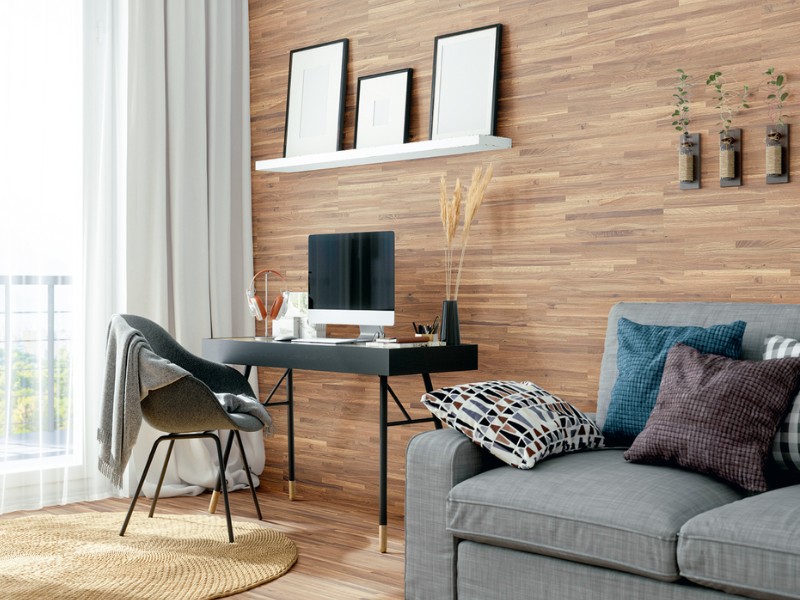 Eine Wand im Wohnzimmer ist mit dem gleichen Parkett verkleidet wie der Fußboden